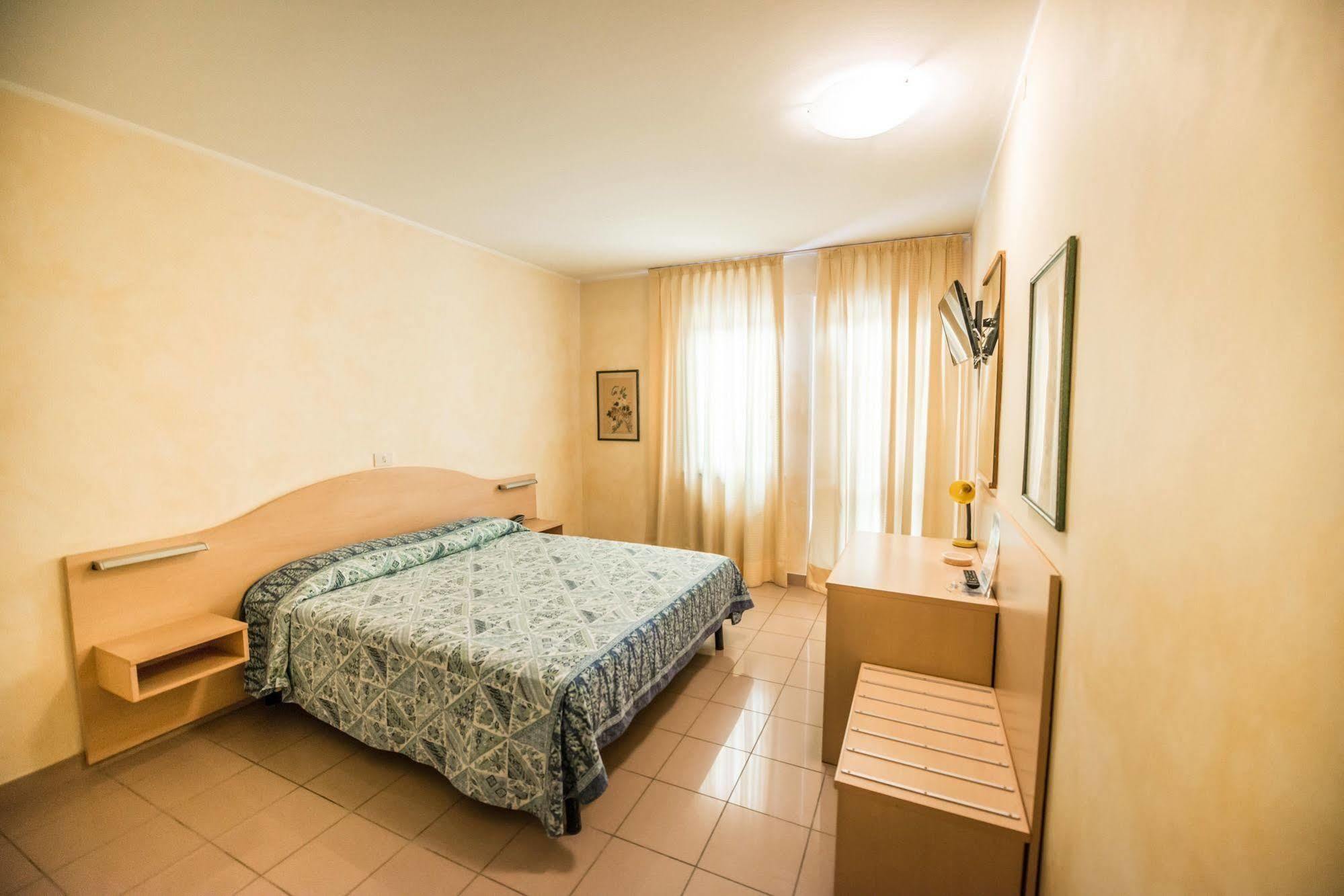 Hotel Johnson Peschiera del Garda Ngoại thất bức ảnh