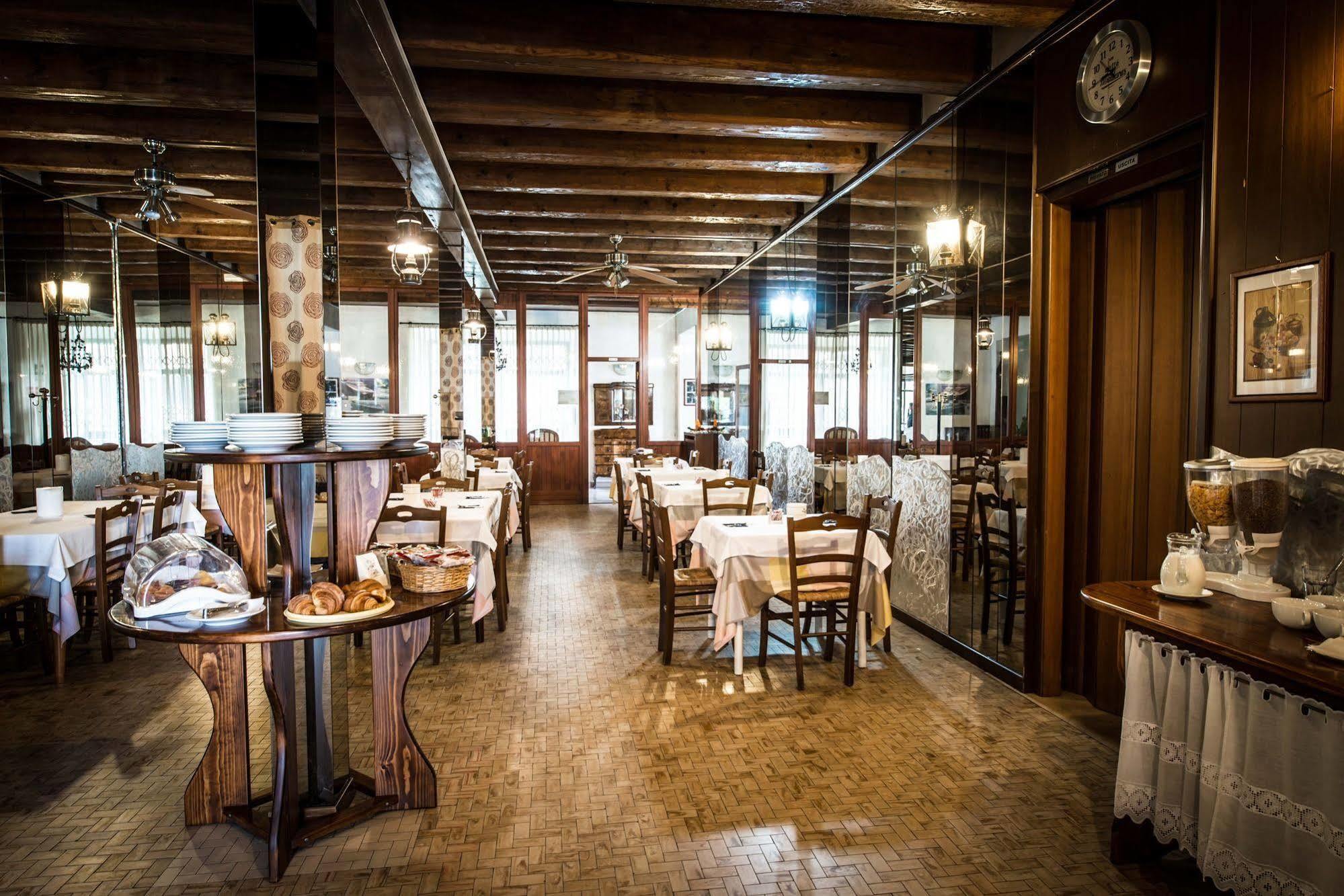 Hotel Johnson Peschiera del Garda Ngoại thất bức ảnh