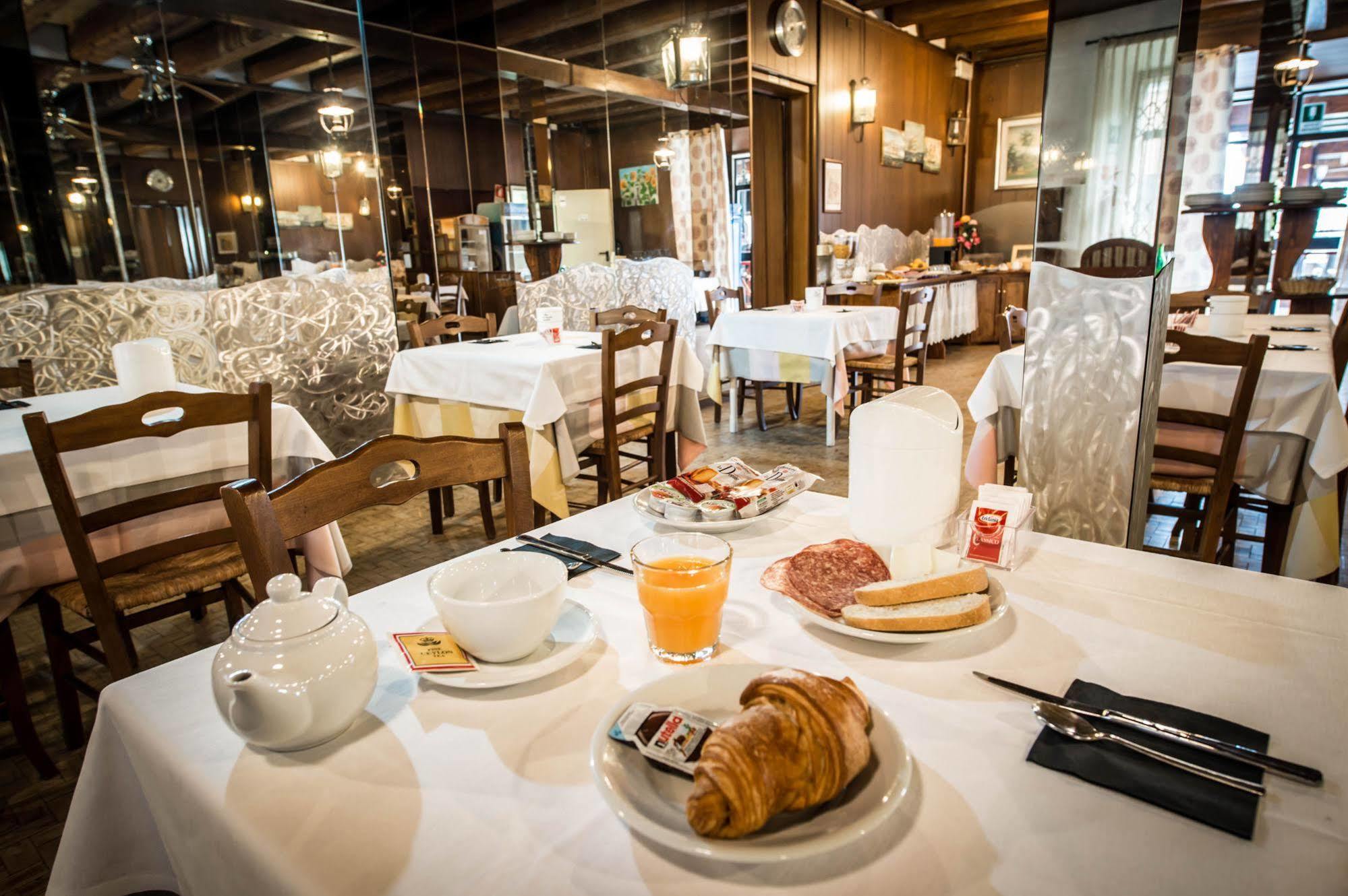 Hotel Johnson Peschiera del Garda Ngoại thất bức ảnh